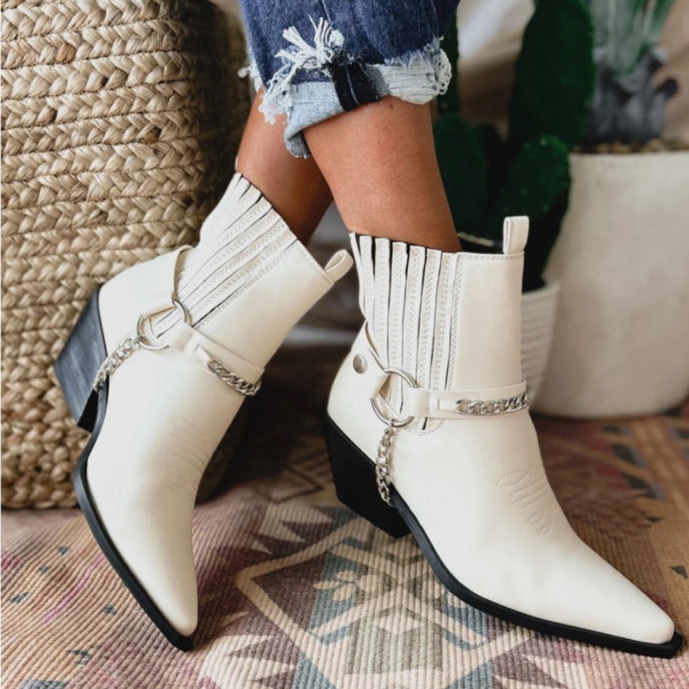 BILLINI WESTERN ANKLE BOOTS.